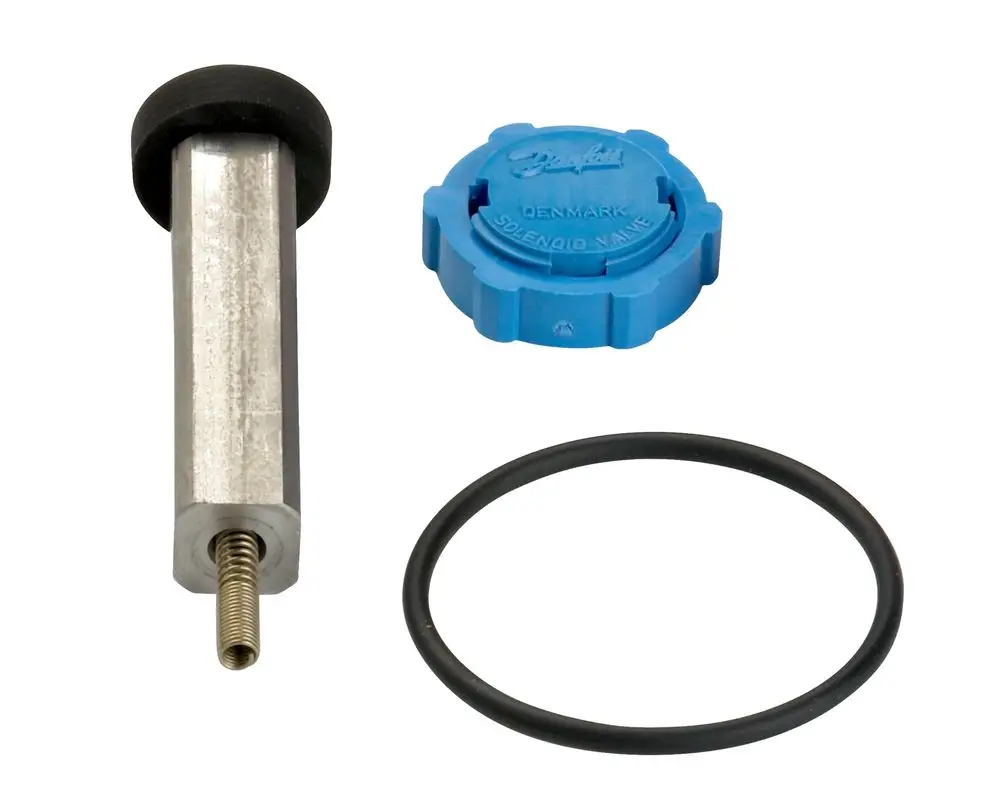 Ersatzteilset von Danfoss mit einem Metallventil, einem blauen Deckel und einem schwarzen O-Ring. Komponenten zur Wartung eines spezifischen Ventils.